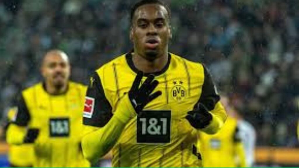 Chelsea Signs Jamie Gittens from Borussia Dortmund.