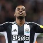 Alexander Isak" | Andy Carroll regarding the striker's behavior.